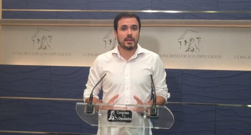 Garzón tacha de “escandaloso” que otros grupos maniobraran para que Aznar y Zapatero se libren de acudir a la comisión que investiga el rescate financiero en el Congreso
