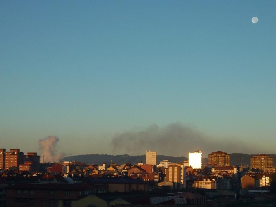 Ecologistas aseguran que «en Gijón hoy es peligroso respirar»