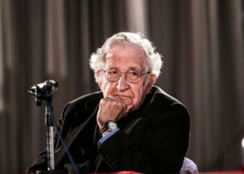 Chomsky: Trump es un hombre hábil para engañar como Hitler