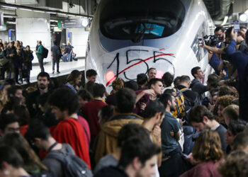 Cientos de manifestantes bloquearon las vías de los trenes de alta velocidad en la estación de Sants (Barcelona)