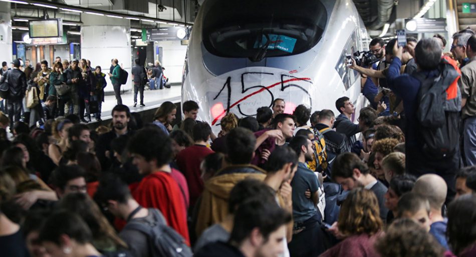 Cientos de manifestantes bloquearon las vías de los trenes de alta velocidad en la estación de Sants (Barcelona)