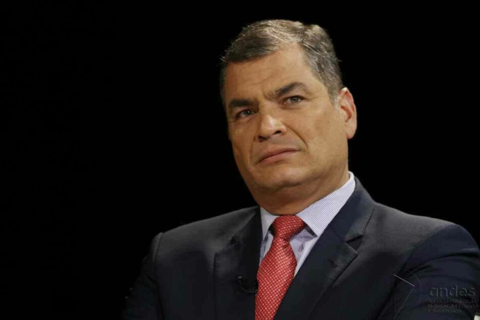 Correa dice que vuelve a Ecuador “para abrazar a la Patria en estos momentos difíciles”