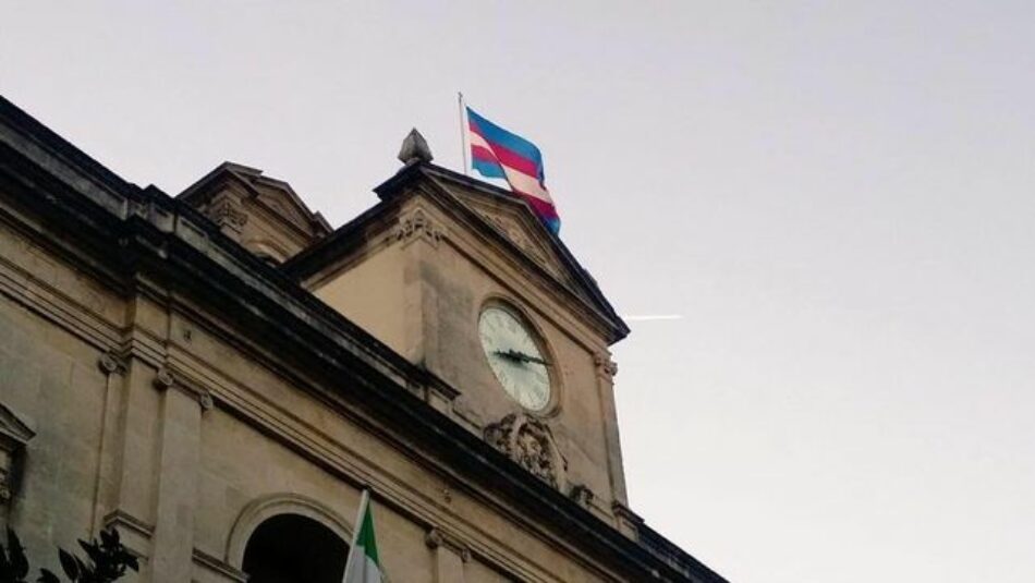 «Instan a los ayuntamientos a que izen la bandera trans el Día Internacional de la Memoria Trans»