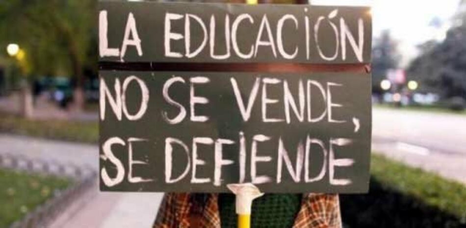 IU denuncia las “graves consecuencias” que acarrea la exigencia de Educación a cerca de 121.000 familias para que devuelvan las becas de Bachillerato y Universidad