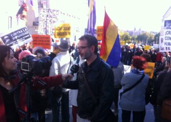 IU se manifiesta junto a colectivos de Memoria Histórica y víctimas del franquismo a las puertas del Congreso coincidiendo con el aniversario del 20-N