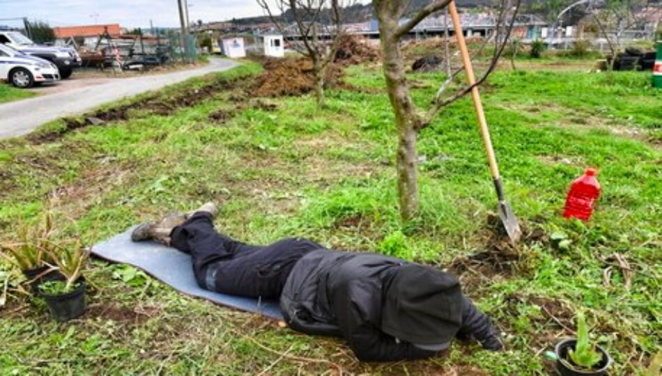 Una persona encadenada en Tosu delante de las máquinas paraliza el comienzo de la obra