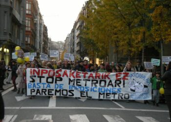 3000 personas se manifiestan en Donostia por la paralización de la pasante de Metro