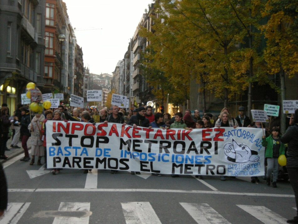 3000 personas se manifiestan en Donostia por la paralización de la pasante de Metro