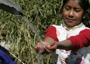 Bolivia presenta plan para llevar agua potable a todo el país