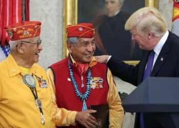 Trump se ríe de indígenas llamando «Pocahontas» a senadora