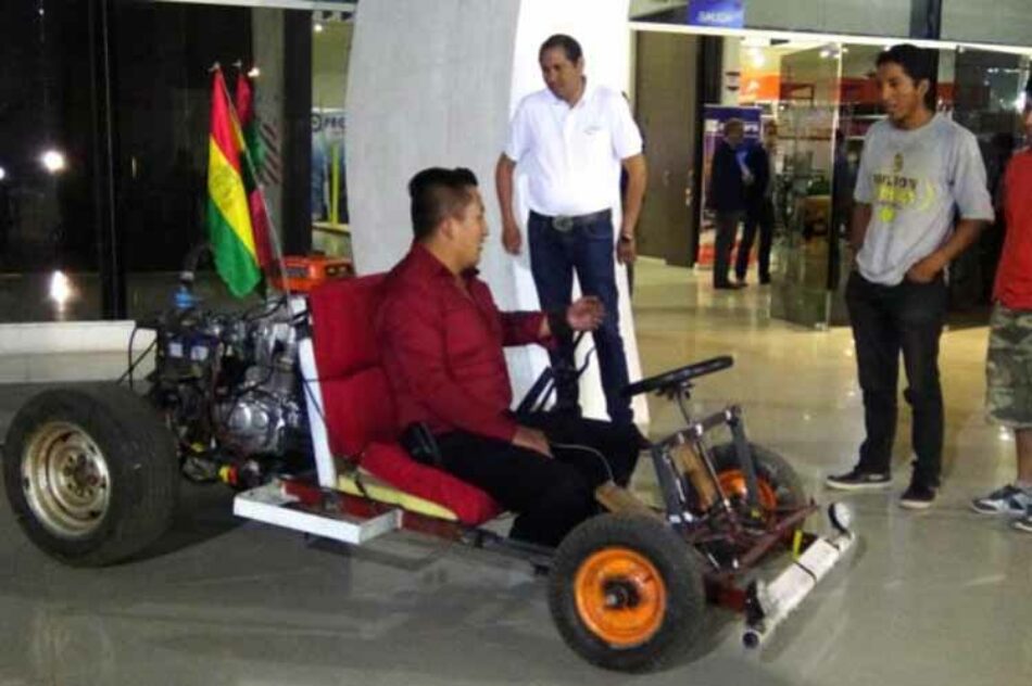 Boliviano crea prototipo de auto que funciona con agua y combustible