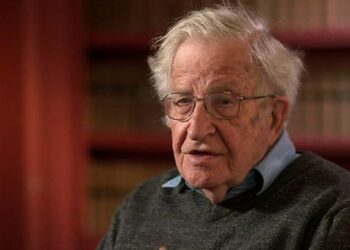 Las tres grandes crisis que enfrenta la humanidad, según Noam Chomsky