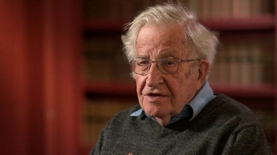 Las tres grandes crisis que enfrenta la humanidad, según Noam Chomsky
