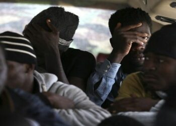Refugiados que llegan a Libia son vendidos como esclavos