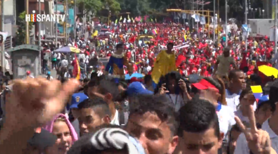 Estudiantes marchan en apoyo a Nicolás Maduro