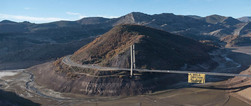 Pancarta gigante de 1.500 m2 en el embalse de Barrios de Luna (León) para denunciar la mala gestión del agua