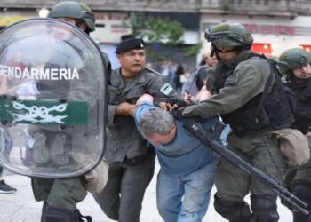 «Así no se gobierna»: CFK fustiga represión de la Gendarmería argentina