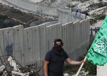 Los manifestantes palestinos abren un boquete en el muro de separación de Jerusalén