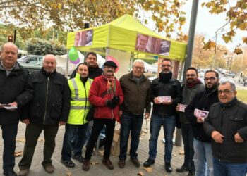 El senador Iñaki Bernal visita la campanya de Catalunya en Comú-Podem a Badalona