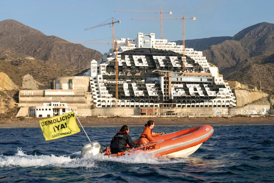 El Gobierno andaluz maniobra para retrasar hasta 2023 la demolición de El Algarrobico