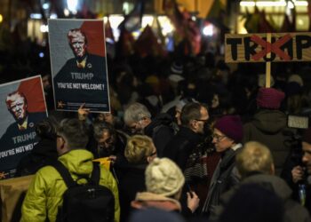 Suizos protestan por presencia de Trump en cumbre de Davos