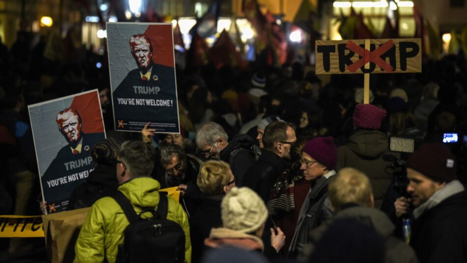 Suizos protestan por presencia de Trump en cumbre de Davos
