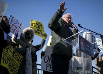 El senador demócrata Bernie Sanders jura ‘intensificar’ lucha contra Trump en 2018