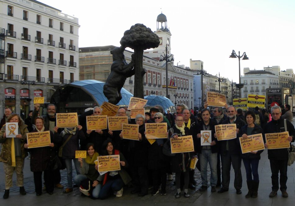 Madrileños Por el derecho a decidir se concentran en Sol en apoyo a los presos políticos catalanes