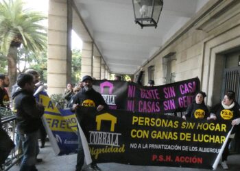 Concentración de apoyo a la Corrala Dignidad defiende la absolución de los activistas y apoya su labor social