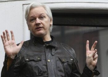 Ecuador nacionaliza a Julian Assange