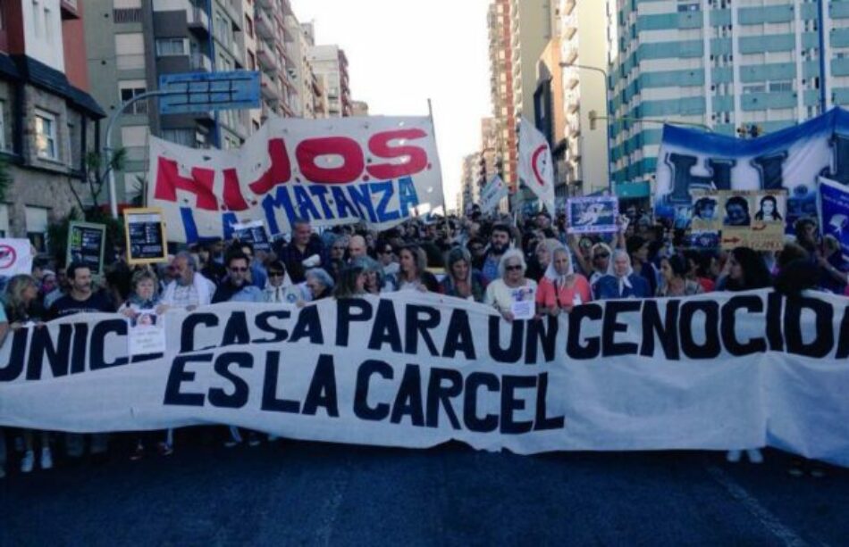 Argentina. Multitudinaria marcha en Mar Del Plata en repudio a la prisión domiciliaria del genocida Miguel Etchecolatz