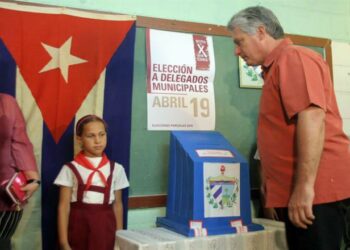 Cubanos votan por sus candidatos a la Asamblea Nacional