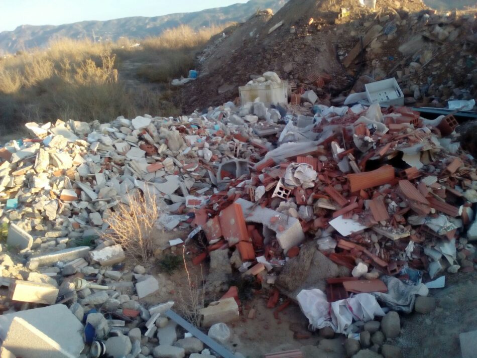 Cambiemos Murcia denuncia que la escombrera ilegal de San Ginés continúa recibiendo gran cantidad de residuos