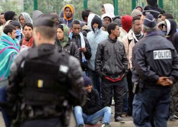 Gobierno francés quiere poner mano dura en tratamiento a migrantes