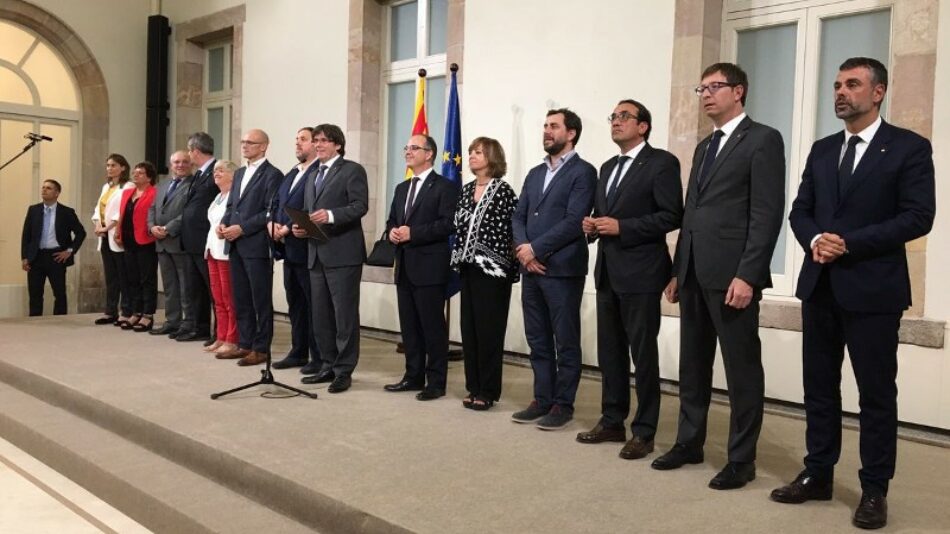 Líderes independentistas catalanes reniegan del Procés y besan la bandera de España