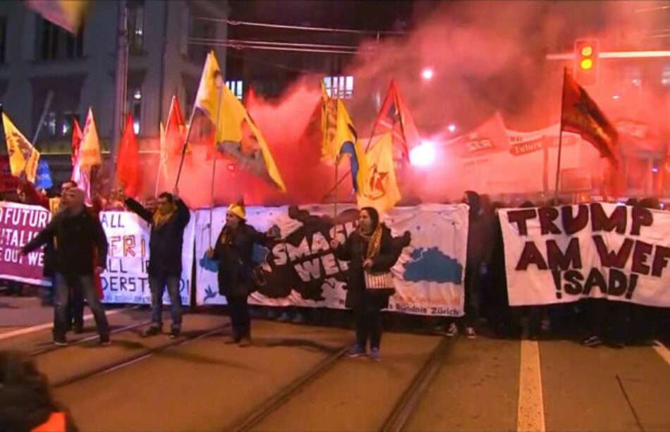 Miles de personas protestan contra Trump y el capitalismo durante Foro Económico Mundial en Davos