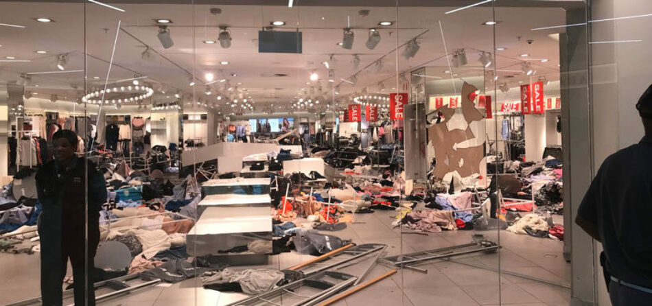 Manifestantes sudafricanos destruyen tiendas de H&M por publicidad “racista”