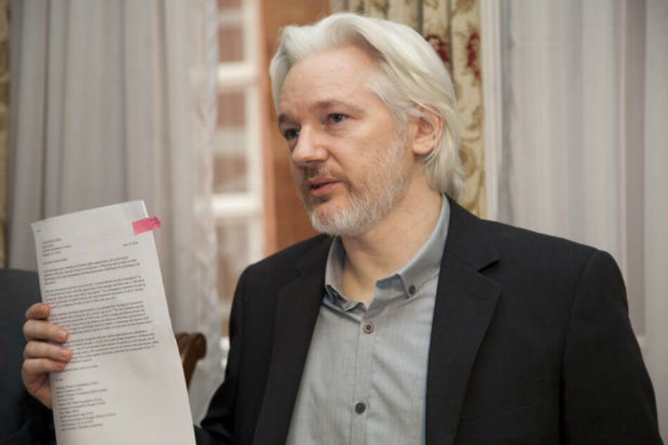 Assange recibe tarjeta de identidad de Ecuador