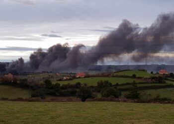 «La nube tóxica del incendio de Riestra dispara la contaminación en todo Gijón»