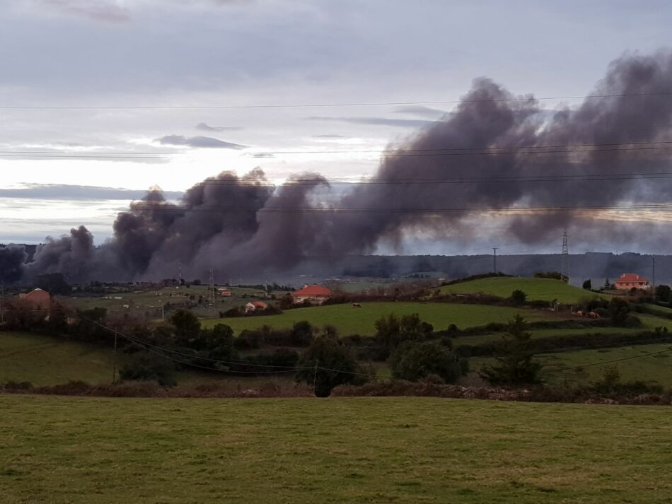 «La nube tóxica del incendio de Riestra dispara la contaminación en todo Gijón»