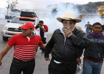 Policía de Honduras agrede nuevamente a Manuel Zelaya