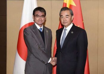 Ministro japonés de Relaciones Exteriores visita China
