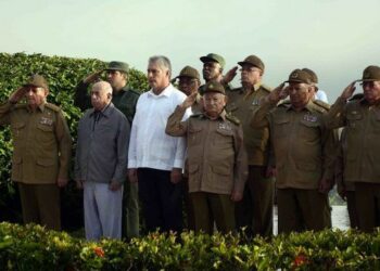 Cuba. Preside Raúl ceremonia de inhumación de combatientes del III Frente