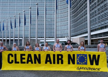 Activistas de Greenpeace “enseñan” sus pulmones para pedir aire limpio en la reunión sobre contaminación de la Comisión Europea