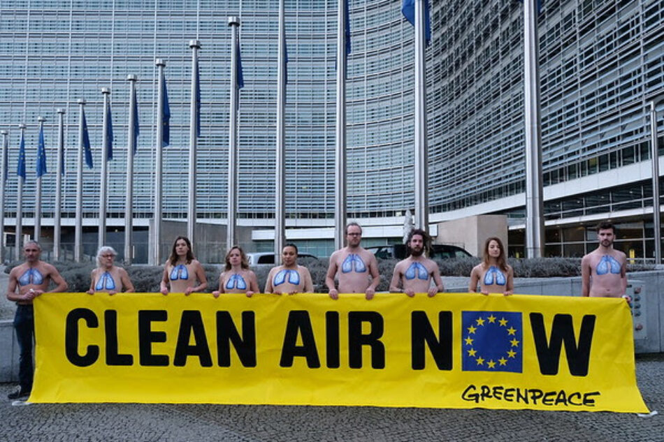 Activistas de Greenpeace “enseñan” sus pulmones para pedir aire limpio en la reunión sobre contaminación de la Comisión Europea