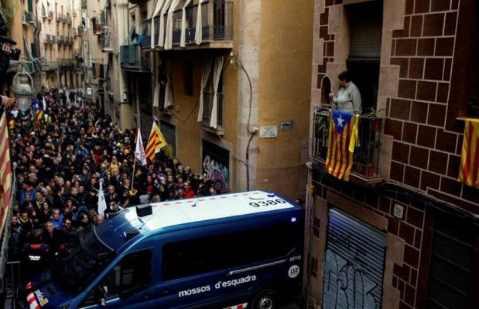 Con cacerolada y movilizaciones anti-monárquicas los independentistas de Catalunya repudian la visita del Rey
