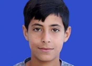 Tropas israelíes en jeep cazan a un adolescente palestino -Laith Abu Naim- y le disparan a la cabeza