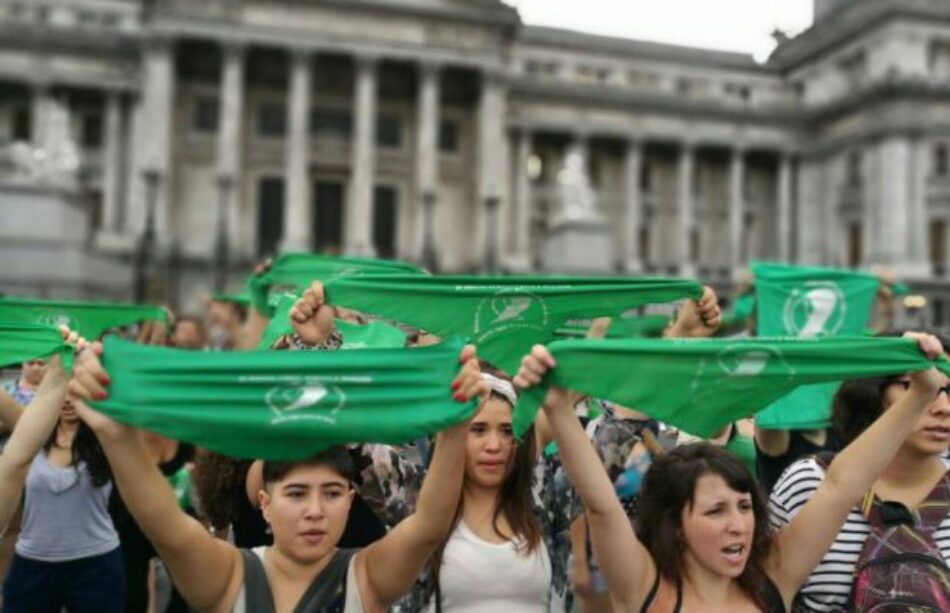 Masivo ‘Tuitazo’ y ‘pañuelazo’ en Argentina para pedir la despenalización del aborto