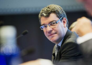 Ecologistas en Acción denuncia que el ministro Nadal deje en manos de las eléctricas el desmantelamiento nuclear