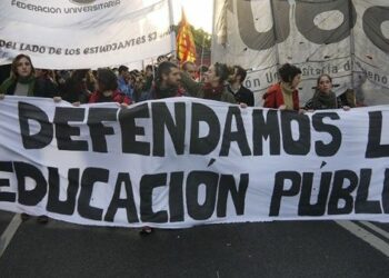 Más de 300 mil estudiantes argentinos dejarán de recibir beca